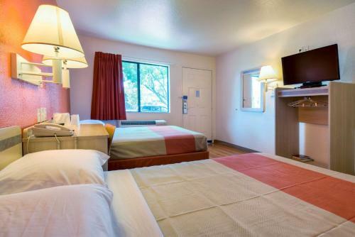 Motel 6 Escondido