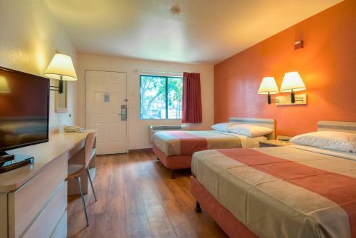 Motel 6 Escondido