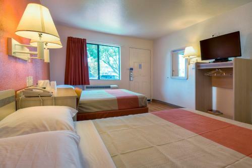 Motel 6 Escondido