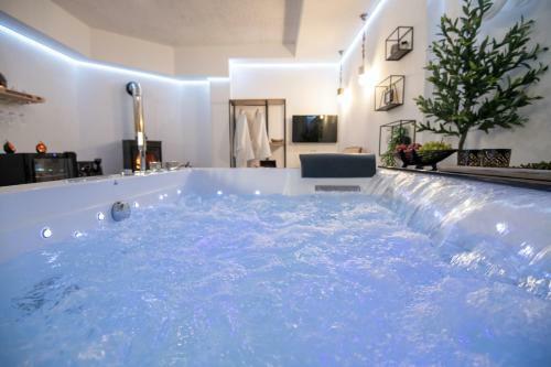 Stoa Luxury House With Unique Jacuzzi Room