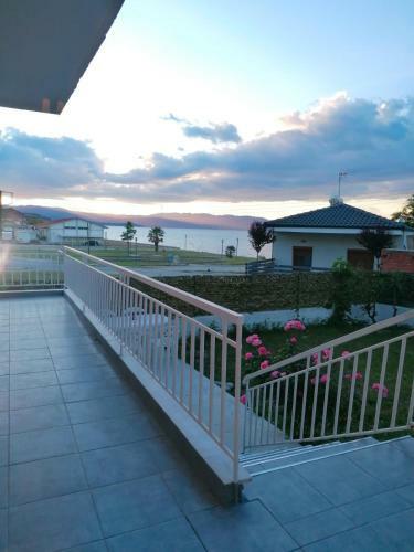 Nea Roda Sunny Retreats - Seaside Escape