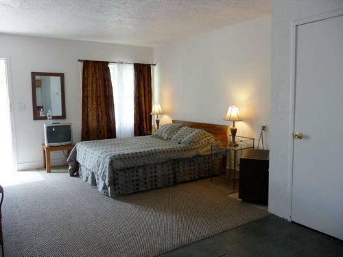 The Charles Motel And Hot Springs Spa