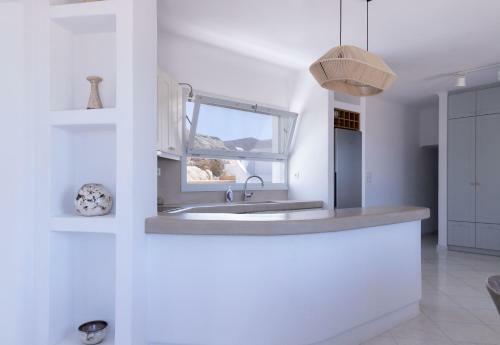 Immaculate Large Fully Equipped Villa For 8. Panoramic Sea Views In Mikri Vigla