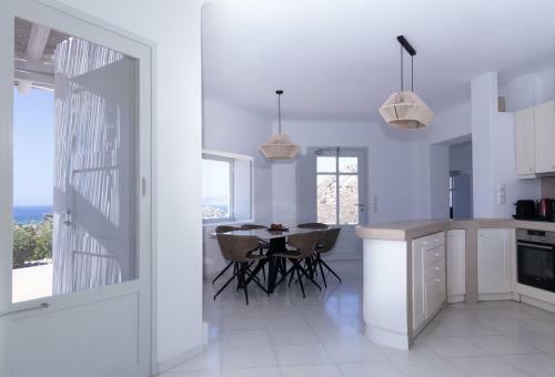 Immaculate Large Fully Equipped Villa For 8. Panoramic Sea Views In Mikri Vigla