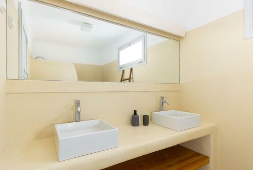 Immaculate Large Fully Equipped Villa For 8. Panoramic Sea Views In Mikri Vigla