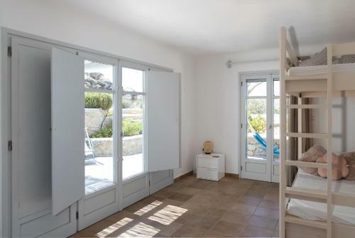Immaculate Large Fully Equipped Villa For 8. Panoramic Sea Views In Mikri Vigla