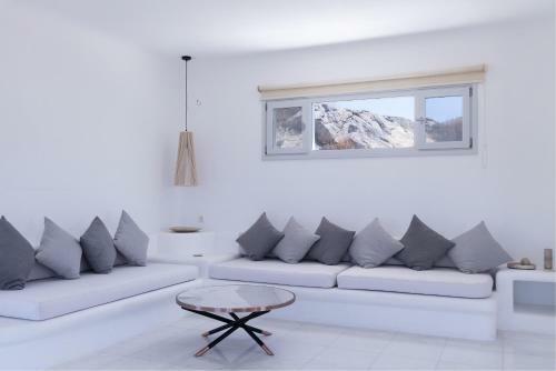 Immaculate Large Fully Equipped Villa For 8. Panoramic Sea Views In Mikri Vigla