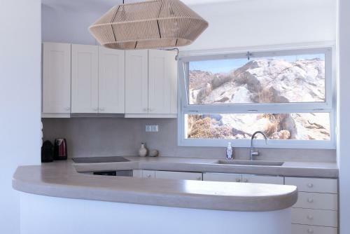 Immaculate Large Fully Equipped Villa For 8. Panoramic Sea Views In Mikri Vigla