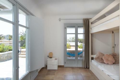 Immaculate Large Fully Equipped Villa For 8. Panoramic Sea Views In Mikri Vigla