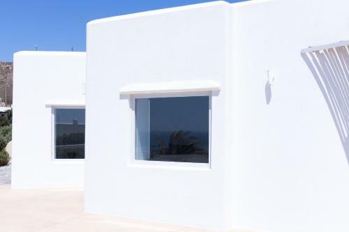 Immaculate Large Fully Equipped Villa For 8. Panoramic Sea Views In Mikri Vigla