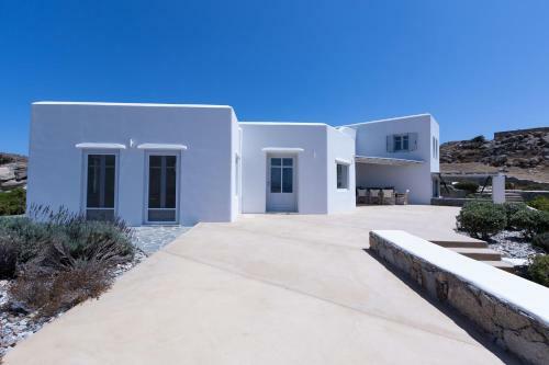 Immaculate Large Fully Equipped Villa For 8. Panoramic Sea Views In Mikri Vigla