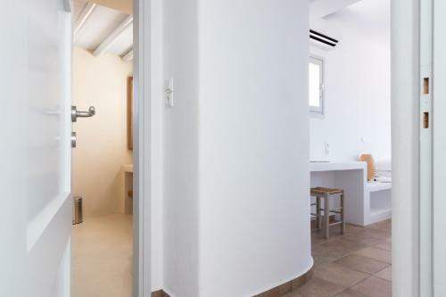Immaculate Large Fully Equipped Villa For 8. Panoramic Sea Views In Mikri Vigla