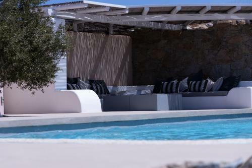 Immaculate Large Fully Equipped Villa For 8. Panoramic Sea Views In Mikri Vigla