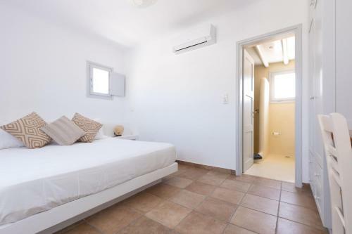 Immaculate Large Fully Equipped Villa For 8. Panoramic Sea Views In Mikri Vigla