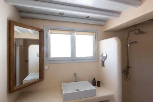 Immaculate Large Fully Equipped Villa For 8. Panoramic Sea Views In Mikri Vigla