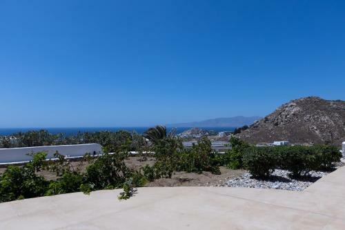 Immaculate Large Fully Equipped Villa For 8. Panoramic Sea Views In Mikri Vigla