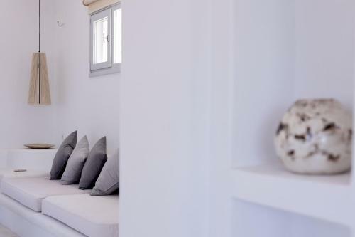 Immaculate Large Fully Equipped Villa For 8. Panoramic Sea Views In Mikri Vigla