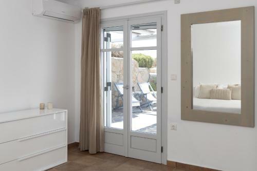 Immaculate Large Fully Equipped Villa For 8. Panoramic Sea Views In Mikri Vigla