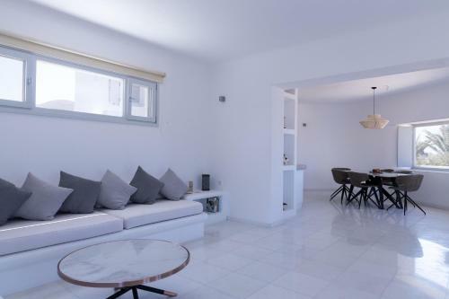 Immaculate Large Fully Equipped Villa For 8. Panoramic Sea Views In Mikri Vigla