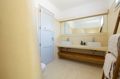 Immaculate Large Fully Equipped Villa For 8. Panoramic Sea Views In Mikri Vigla