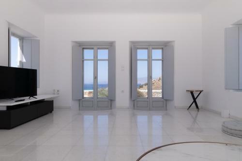 Immaculate Large Fully Equipped Villa For 8. Panoramic Sea Views In Mikri Vigla