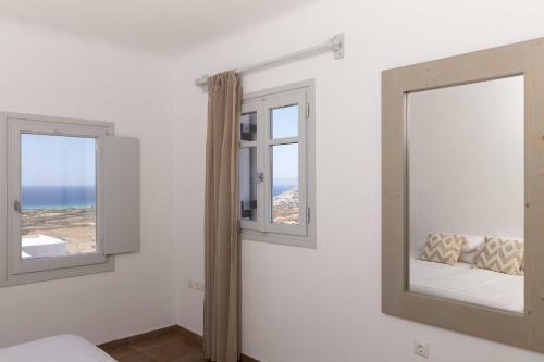 Immaculate Large Fully Equipped Villa For 8. Panoramic Sea Views In Mikri Vigla