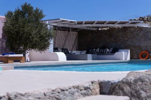 Immaculate Large Fully Equipped Villa For 8. Panoramic Sea Views In Mikri Vigla