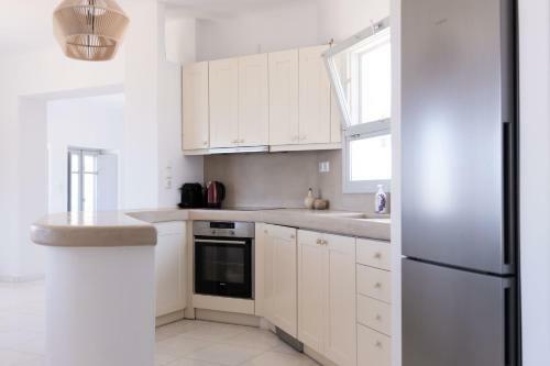 Immaculate Large Fully Equipped Villa For 8. Panoramic Sea Views In Mikri Vigla