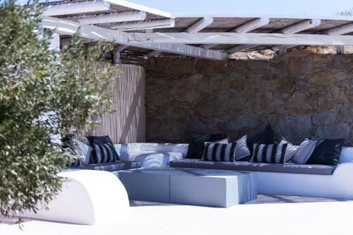Immaculate Large Fully Equipped Villa For 8. Panoramic Sea Views In Mikri Vigla