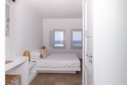 Immaculate Large Fully Equipped Villa For 8. Panoramic Sea Views In Mikri Vigla