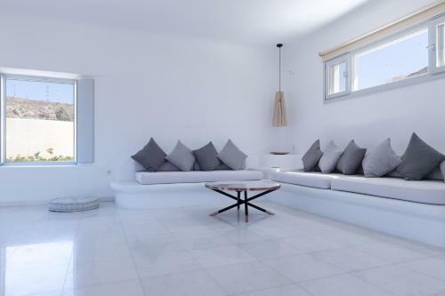 Immaculate Large Fully Equipped Villa For 8. Panoramic Sea Views In Mikri Vigla