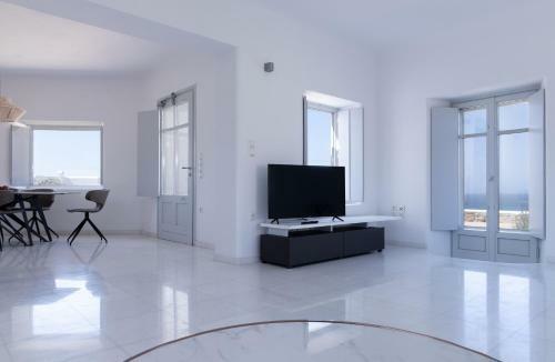 Immaculate Large Fully Equipped Villa For 8. Panoramic Sea Views In Mikri Vigla