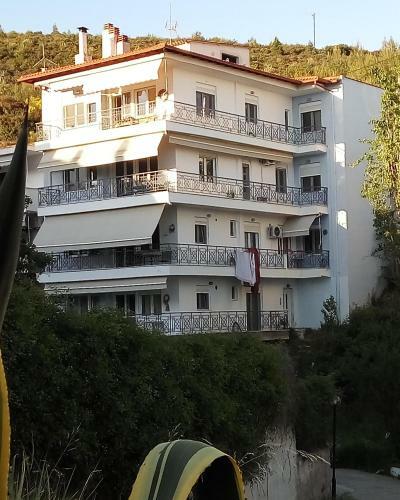 Menexe Apartments-kelyfos
