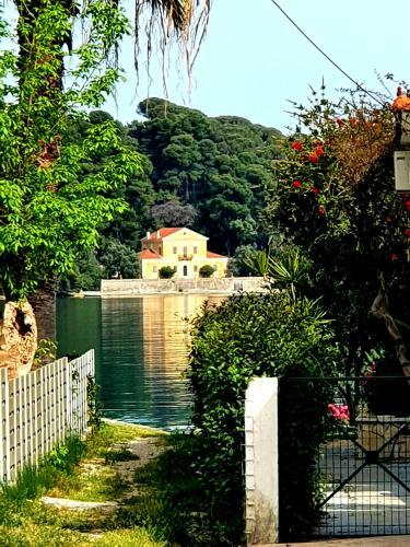 Daglas Beach House At Nidri