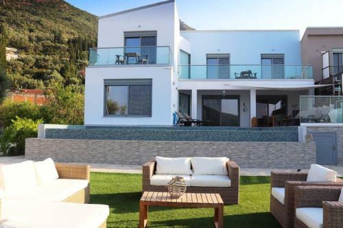 The Beach Villa, Perigiali - Luxury Beachfront