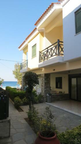 Cute Maisonette No2 On Coastal Sidewalk