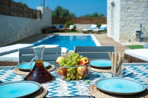 Villa Prima - With Private Heated Pool & Jacuzzi
