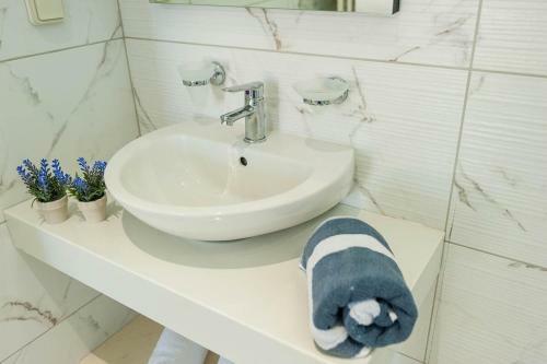 Villa Prima - With Private Heated Pool & Jacuzzi