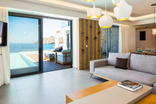 Wave Villa, Beach Front Retreat!