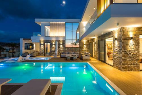 Wave Villa, Beach Front Retreat!