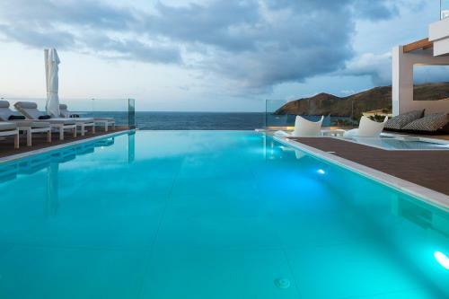 Wave Villa, Beach Front Retreat!