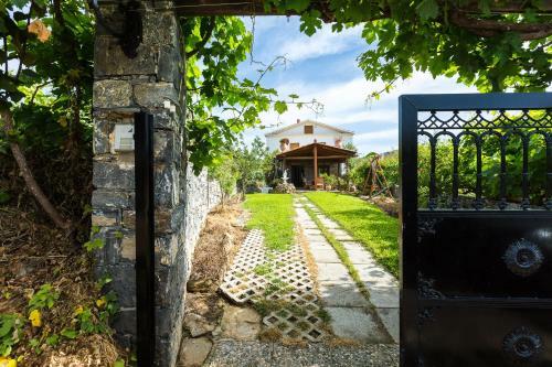 Eleutheria Villa - Beach, Pool & Jacuzzi!
