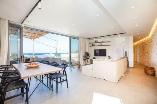 Sueno Villa, Enchanting Escape By The Sea!