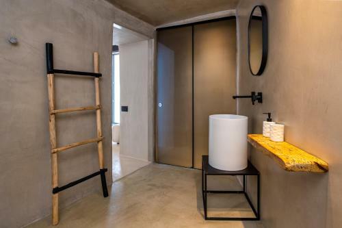Villa Iota Monocave By Thireon