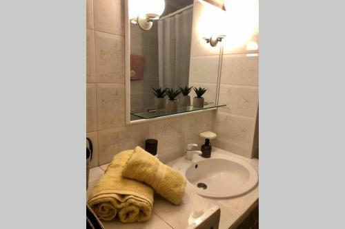 Elina's Spacious Apartment In Patras