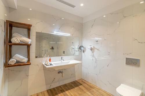 Hotel F & S Lounge Suites
