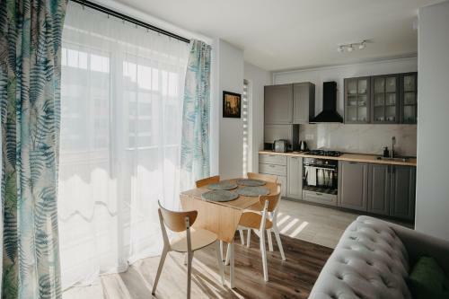 Apartamento Modern In New Building With Balcony & Private Parking