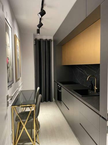 Selling Sunset Apartaments 2