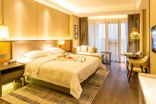 Lushang Zhichun Lake Hot Spring Hotel