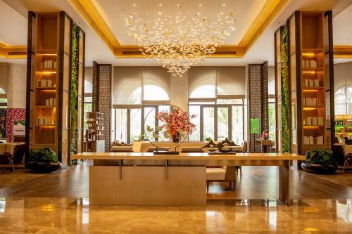 Lushang Zhichun Lake Hot Spring Hotel